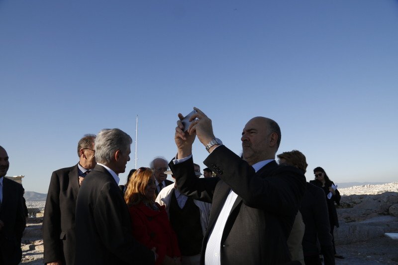 Ο Πιερ Μοσκοβισί στην Ακρόπολη -Εντυπωσιασμένος με τα αρχαία γλυπτά [εικόνες] | iefimerida.gr 0