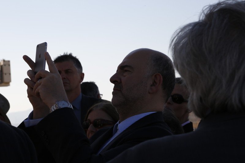 Ο Πιερ Μοσκοβισί στην Ακρόπολη -Εντυπωσιασμένος με τα αρχαία γλυπτά [εικόνες] | iefimerida.gr 1