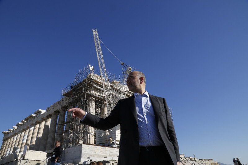 Ο Πιερ Μοσκοβισί στην Ακρόπολη -Εντυπωσιασμένος με τα αρχαία γλυπτά [εικόνες] | iefimerida.gr 2