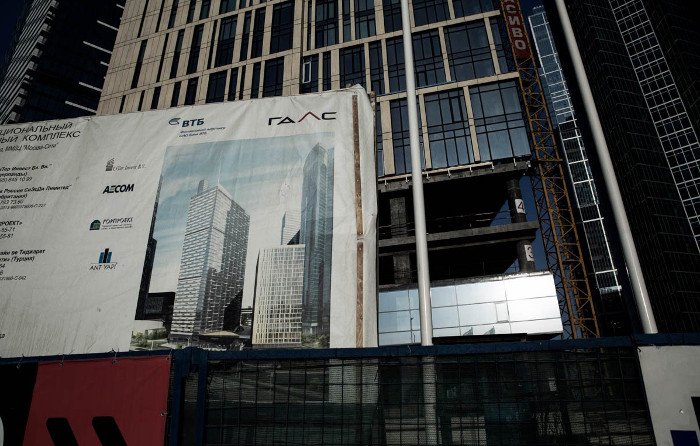 Η παρακμή του κέντρου εμπορίου της Μόσχας: Αδειοι ουρανοξύστες, χαλάσματα και λάσπες στη θέση της χλιδής [εικόνες] | iefimerida.gr 0