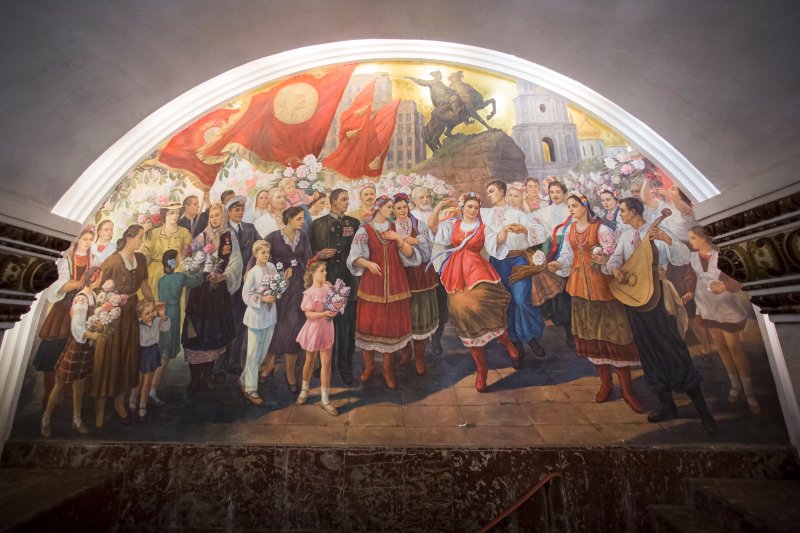 Το εντυπωσιακό μετρό της Μόσχας -Σαν ανάκτορο, με πολυελαίους και βιτρό [εικόνες] | iefimerida.gr 2