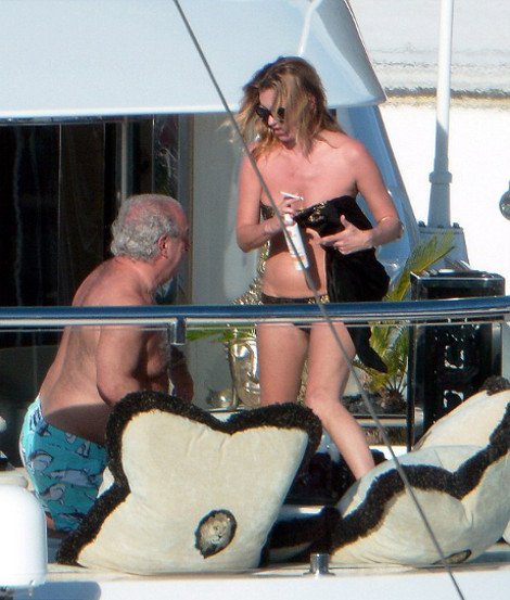 Και οι θεές έχουν κυτταρίτιδα -Η Κέιτ Μος ασφυκτιά στο στενό μπικίνι της [εικόνες] | iefimerida.gr 0