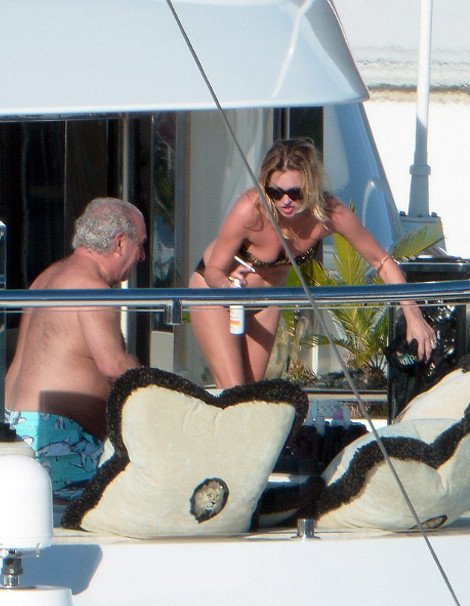 Και οι θεές έχουν κυτταρίτιδα -Η Κέιτ Μος ασφυκτιά στο στενό μπικίνι της [εικόνες] | iefimerida.gr 2