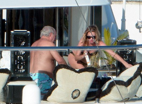 Και οι θεές έχουν κυτταρίτιδα -Η Κέιτ Μος ασφυκτιά στο στενό μπικίνι της [εικόνες] | iefimerida.gr 4