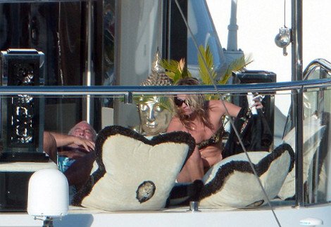 Και οι θεές έχουν κυτταρίτιδα -Η Κέιτ Μος ασφυκτιά στο στενό μπικίνι της [εικόνες] | iefimerida.gr 5