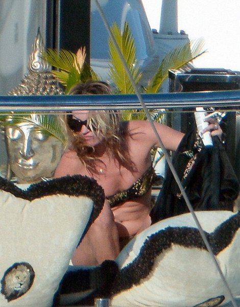 Και οι θεές έχουν κυτταρίτιδα -Η Κέιτ Μος ασφυκτιά στο στενό μπικίνι της [εικόνες] | iefimerida.gr 6