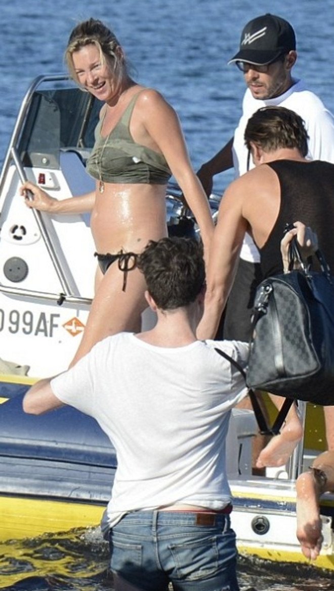 Η Κέιτ Μος σηκώνει το βρεγμένο φανελάκι της και αποκαλύπτει το στήθος της [εικόνες] | iefimerida.gr 0