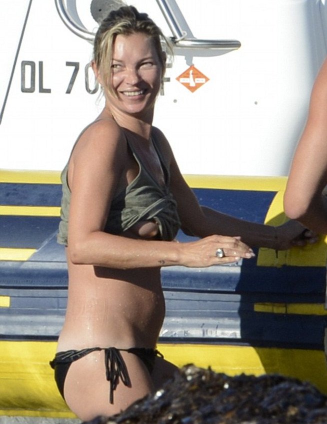 Ολα τα βλέμματα στην Κέιτ Μος - Σε φιλανθρωπική εκδήλωση με το στήθος σε κοινή θέα [εικόνες] | iefimerida.gr 1