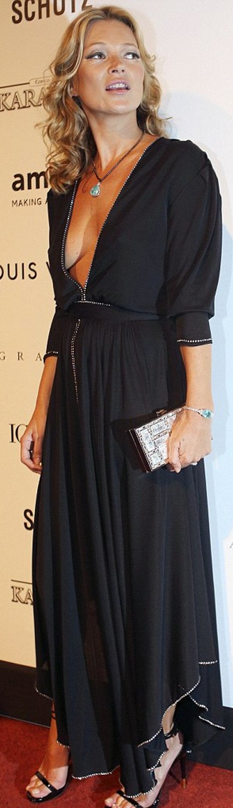 Ολα τα βλέμματα στην Κέιτ Μος - Σε φιλανθρωπική εκδήλωση με το στήθος σε κοινή θέα [εικόνες] | iefimerida.gr 2