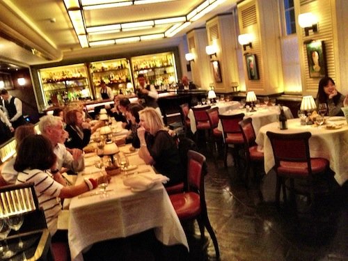 Kate Moss: Το στήθος της έγινε ποτήρι σαμπάνιας [εικόνες] | iefimerida.gr 3