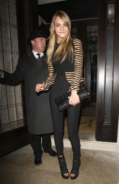 Kate Moss: Το στήθος της έγινε ποτήρι σαμπάνιας [εικόνες] | iefimerida.gr 6