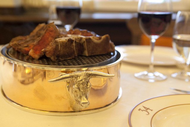 Kate Moss: Το στήθος της έγινε ποτήρι σαμπάνιας [εικόνες] | iefimerida.gr 4