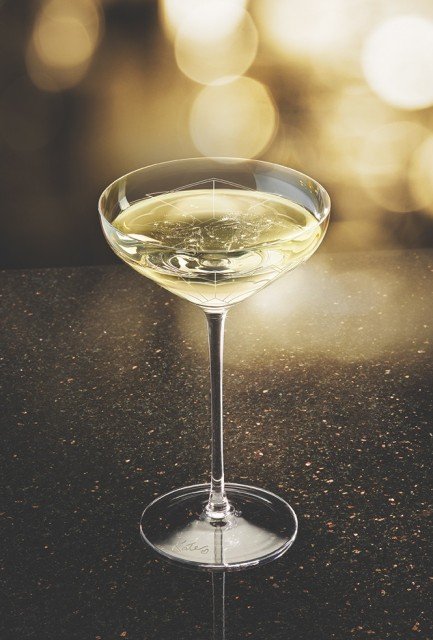 Kate Moss: Το στήθος της έγινε ποτήρι σαμπάνιας [εικόνες] | iefimerida.gr 1