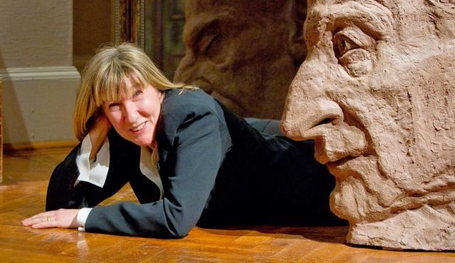 Kate Moss: Το στήθος της έγινε ποτήρι σαμπάνιας [εικόνες] | iefimerida.gr 8