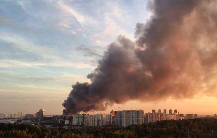 Ρωσία: Μεγάλη φωτιά σε πολυκατάστημα της Μόσχας -Εξερράγησαν οχήματα [εικόνες & βίντεο] | iefimerida.gr 0
