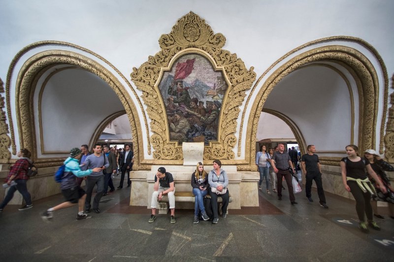 Το εντυπωσιακό μετρό της Μόσχας -Σαν ανάκτορο, με πολυελαίους και βιτρό [εικόνες] | iefimerida.gr 4