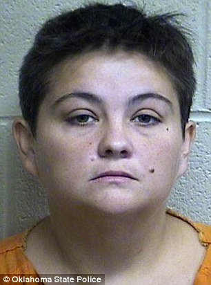 Τρίχρονο αγοράκι σε θέση οδηγού -Η μεθυσμένη μητέρα του έπεσε έξω από φορτηγάκι [εικόνες] | iefimerida.gr 0