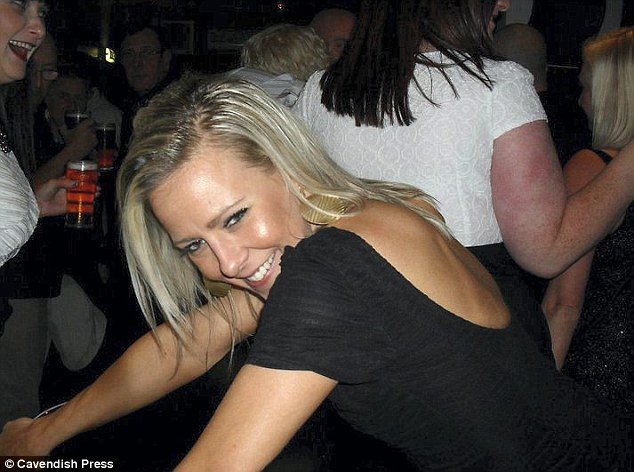 Μια σπαρακτική φωτογραφία -Μητέρα κρατάει το νεογέννητο μωρό της και δυο μέρες μετά χάνει τη ζωή της [εικόνες]  | iefimerida.gr 1