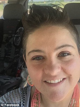 Τρίχρονο αγοράκι σε θέση οδηγού -Η μεθυσμένη μητέρα του έπεσε έξω από φορτηγάκι [εικόνες] | iefimerida.gr 2