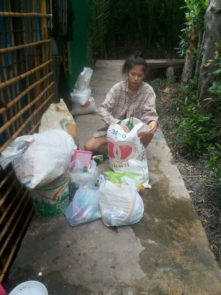 Εστεμμένη καλλιστείων προσκυνά τη ρακοσυλλέκτρια μητέρα της -Η ιστορία πίσω από μια viral φωτογραφία [εικόνες] | iefimerida.gr 6