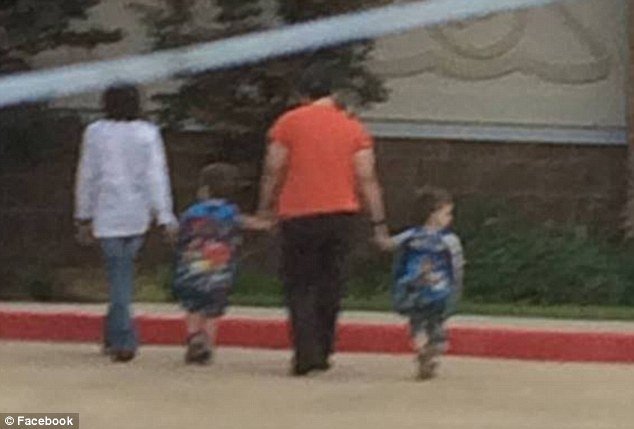 Τρίχρονο αγοράκι σε θέση οδηγού -Η μεθυσμένη μητέρα του έπεσε έξω από φορτηγάκι [εικόνες] | iefimerida.gr 1