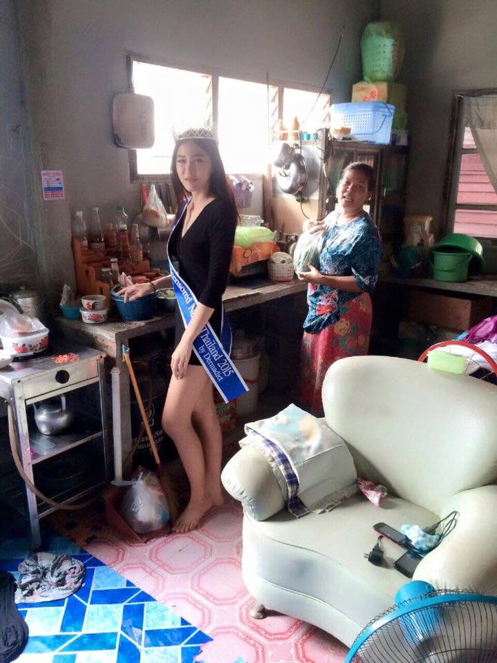 Εστεμμένη καλλιστείων προσκυνά τη ρακοσυλλέκτρια μητέρα της -Η ιστορία πίσω από μια viral φωτογραφία [εικόνες] | iefimerida.gr 7