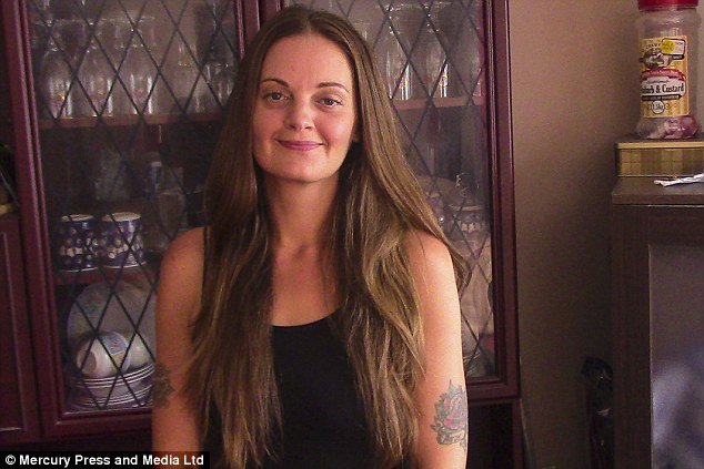 Είναι 39 ετών αλλά δεν της πωλούν τσιγάρα γιατί μοιάζει με... έφηβη! [εικόνες] | iefimerida.gr 1