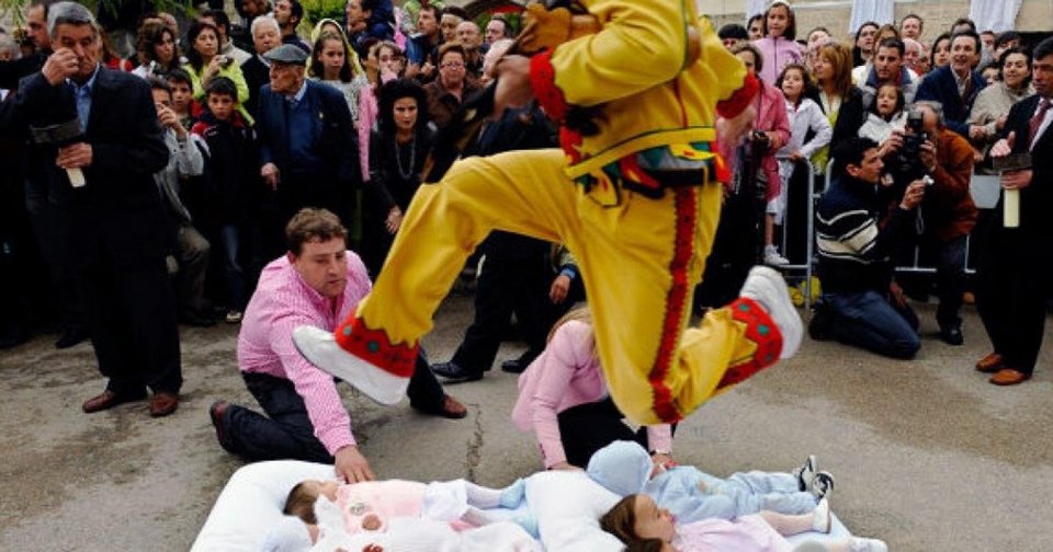 Τα πιο παράξενα έθιμα του κόσμου -Χορός με νεκρούς και απόδειξη ανδρισμού με πόνο [εικόνες] | iefimerida.gr 0