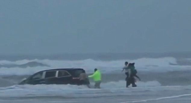 «Η μαμά μας θέλει να μας σκοτώσει» -Εγκυος προσπαθεί να πνίξει τα παιδιά της στον ωκεανό [βίντεο] | iefimerida.gr 0