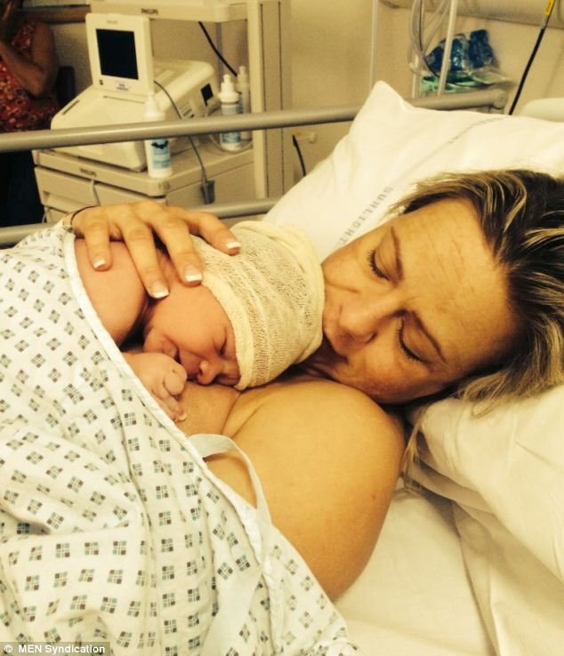 Μια σπαρακτική φωτογραφία -Μητέρα κρατάει το νεογέννητο μωρό της και δυο μέρες μετά χάνει τη ζωή της [εικόνες]  | iefimerida.gr 0