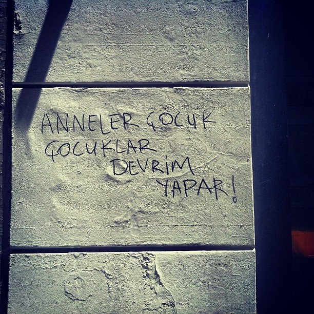 Οι Τούρκοι κάνουν επανάσταση με χιλιάδες γκράφιτι στους τοίχους [εικόνες] | iefimerida.gr 1