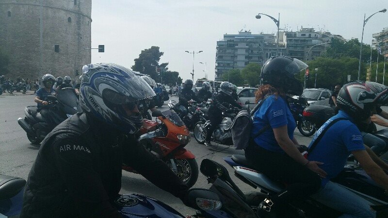 Θεσσαλονίκη: Πορεία μοτοσικλετιστών για τον φόρο στο κράνος και τα διόδια [εικόνες & βίντεο] | iefimerida.gr 1