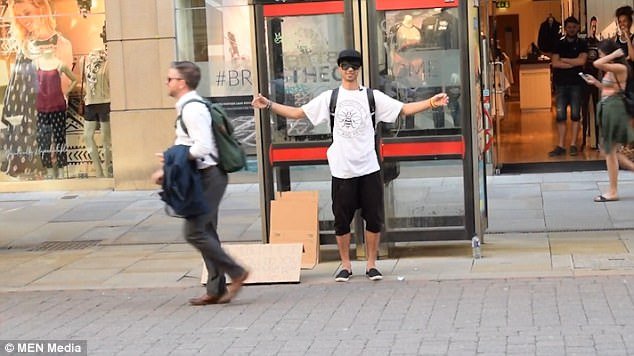 Συγκλονιστικό: Μουσουλμάνος στο Μάντσεστερ έδεσε τα μάτια του και περίμενε να τον αγκαλιάσουν [βίντεο]  | iefimerida.gr 0