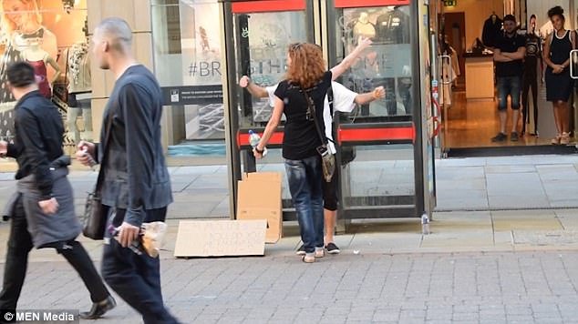 Συγκλονιστικό: Μουσουλμάνος στο Μάντσεστερ έδεσε τα μάτια του και περίμενε να τον αγκαλιάσουν [βίντεο]  | iefimerida.gr 2