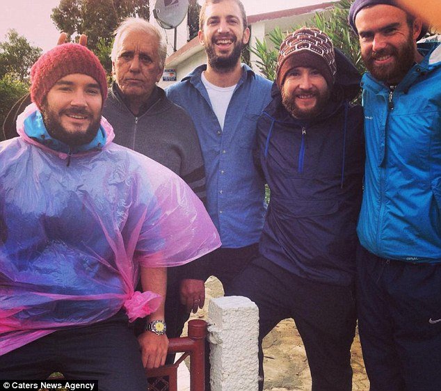 Κολλημένοι με τη μπάλα -Θα διανύσουν με τα πόδια 1.966 χιλιόμετρα για να δουν το Μουντιάλ στη Βραζιλία [εικόνες] | iefimerida.gr 2