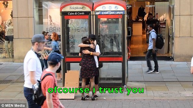 Συγκλονιστικό: Μουσουλμάνος στο Μάντσεστερ έδεσε τα μάτια του και περίμενε να τον αγκαλιάσουν [βίντεο]  | iefimerida.gr 3