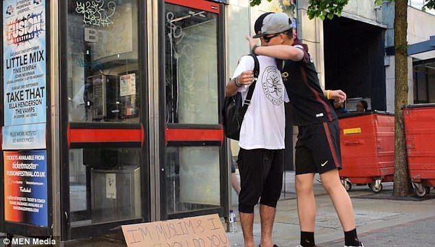 Συγκλονιστικό: Μουσουλμάνος στο Μάντσεστερ έδεσε τα μάτια του και περίμενε να τον αγκαλιάσουν [βίντεο]  | iefimerida.gr 4