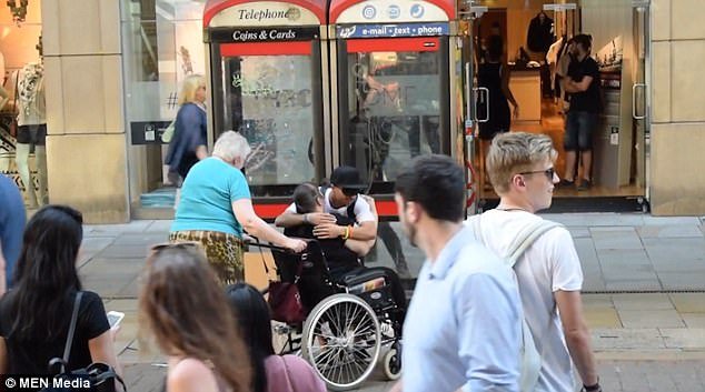 Συγκλονιστικό: Μουσουλμάνος στο Μάντσεστερ έδεσε τα μάτια του και περίμενε να τον αγκαλιάσουν [βίντεο]  | iefimerida.gr 5