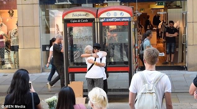 Συγκλονιστικό: Μουσουλμάνος στο Μάντσεστερ έδεσε τα μάτια του και περίμενε να τον αγκαλιάσουν [βίντεο]  | iefimerida.gr 6