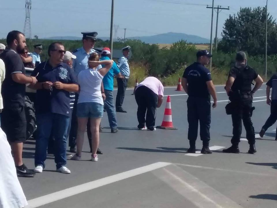 Κάτοικοι απέκλεισαν για 2 ώρες την επαρχιακή οδό στα Μουδανιά -Ζητούν φανάρια στον δρόμο [εικόνες] | iefimerida.gr 2