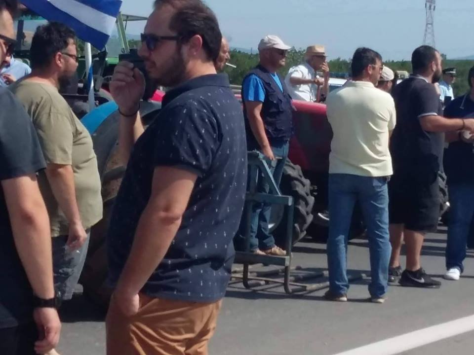 Κάτοικοι απέκλεισαν για 2 ώρες την επαρχιακή οδό στα Μουδανιά -Ζητούν φανάρια στον δρόμο [εικόνες] | iefimerida.gr 0