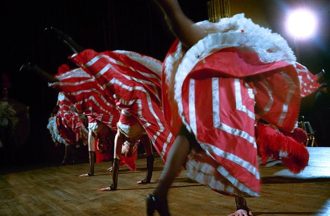 Αδημοσίευτες φωτογραφίες από το Moulin Rouge: Πώς ήταν η ζωή των κοριτσιών του διάσημου καμπαρέ στα 50's | iefimerida.gr 18