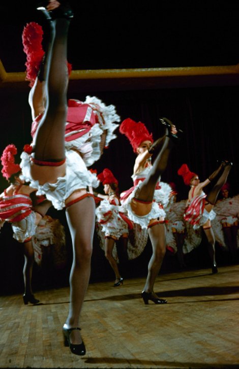 Αδημοσίευτες φωτογραφίες από το Moulin Rouge: Πώς ήταν η ζωή των κοριτσιών του διάσημου καμπαρέ στα 50's | iefimerida.gr 23