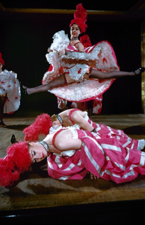 Αδημοσίευτες φωτογραφίες από το Moulin Rouge: Πώς ήταν η ζωή των κοριτσιών του διάσημου καμπαρέ στα 50's | iefimerida.gr 25