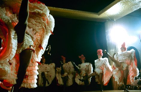 Αδημοσίευτες φωτογραφίες από το Moulin Rouge: Πώς ήταν η ζωή των κοριτσιών του διάσημου καμπαρέ στα 50's | iefimerida.gr 26