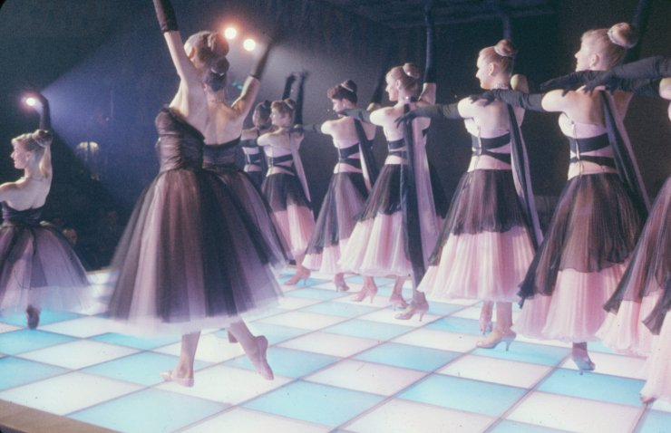 Αδημοσίευτες φωτογραφίες από το Moulin Rouge: Πώς ήταν η ζωή των κοριτσιών του διάσημου καμπαρέ στα 50's | iefimerida.gr 1