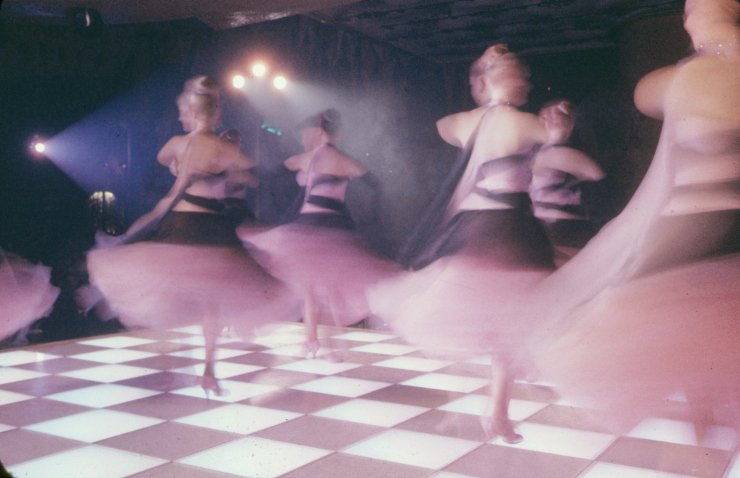 Αδημοσίευτες φωτογραφίες από το Moulin Rouge: Πώς ήταν η ζωή των κοριτσιών του διάσημου καμπαρέ στα 50's | iefimerida.gr 2