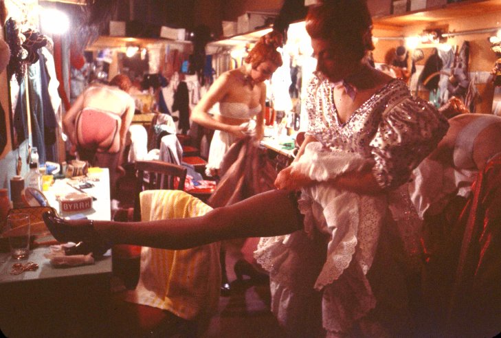Αδημοσίευτες φωτογραφίες από το Moulin Rouge: Πώς ήταν η ζωή των κοριτσιών του διάσημου καμπαρέ στα 50's | iefimerida.gr 3
