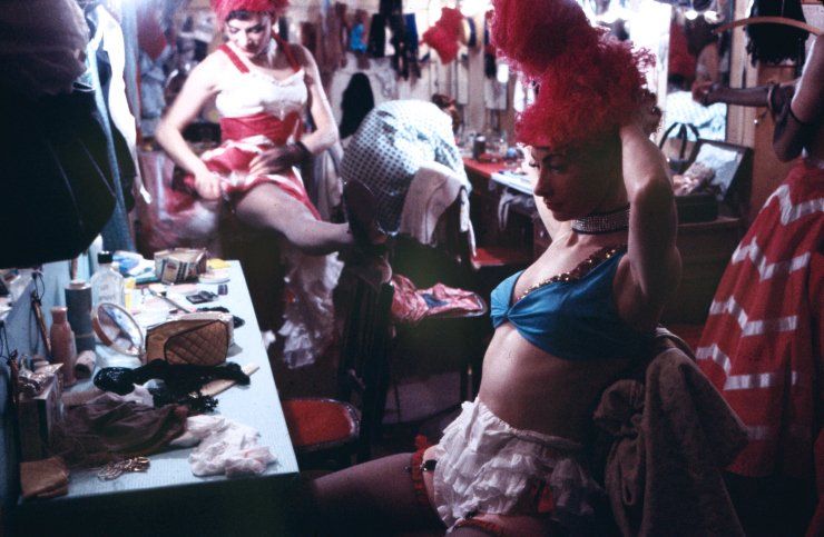 Αδημοσίευτες φωτογραφίες από το Moulin Rouge: Πώς ήταν η ζωή των κοριτσιών του διάσημου καμπαρέ στα 50's | iefimerida.gr 4