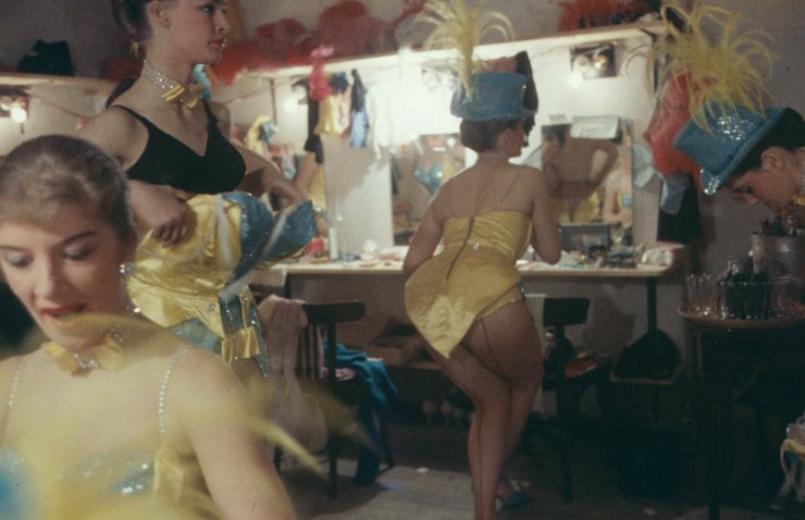 Αδημοσίευτες φωτογραφίες από το Moulin Rouge: Πώς ήταν η ζωή των κοριτσιών του διάσημου καμπαρέ στα 50's | iefimerida.gr 6